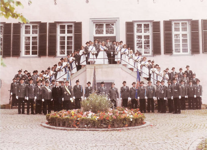 Vorstand im Jahre 1983 mit Königspaar Marianne Westermann und Franz (Bube) Geue und Hofstaat am Fresekenhof