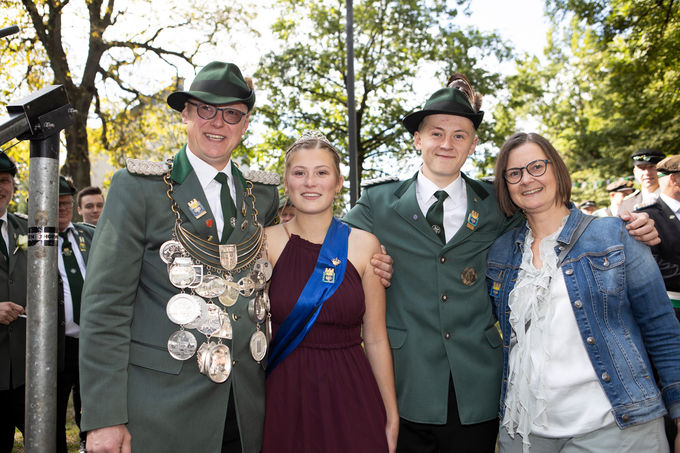 Das neue Königspaar Axel und Maren Cöppicus-Röttger mit ihren Kindern